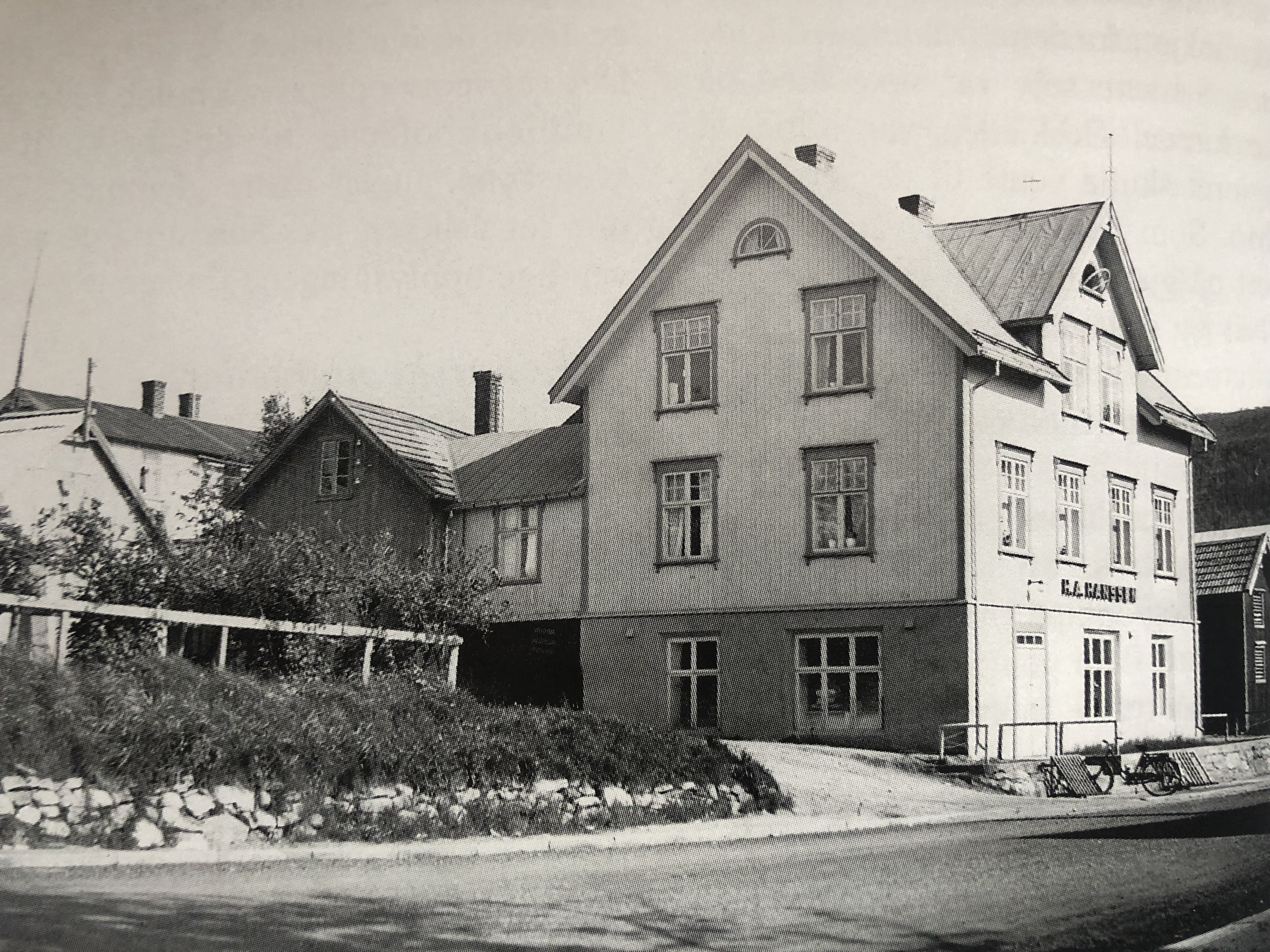 Herman Hansen bygde familiens hus i Strandgata i 1917. Bak ser vi slakteriet og pølsemakeriet. Bildets eier av Håkon H. Hansen
