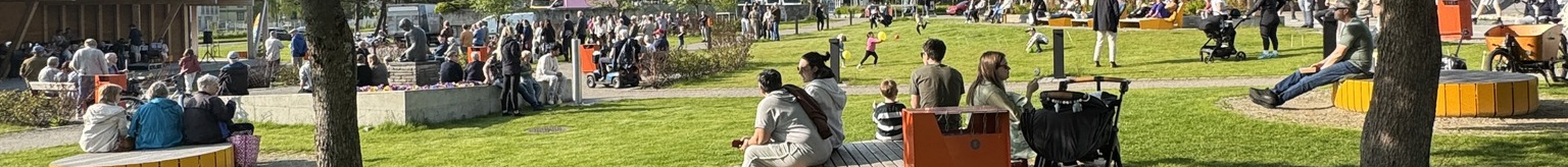 bilde av mennesker i en park
