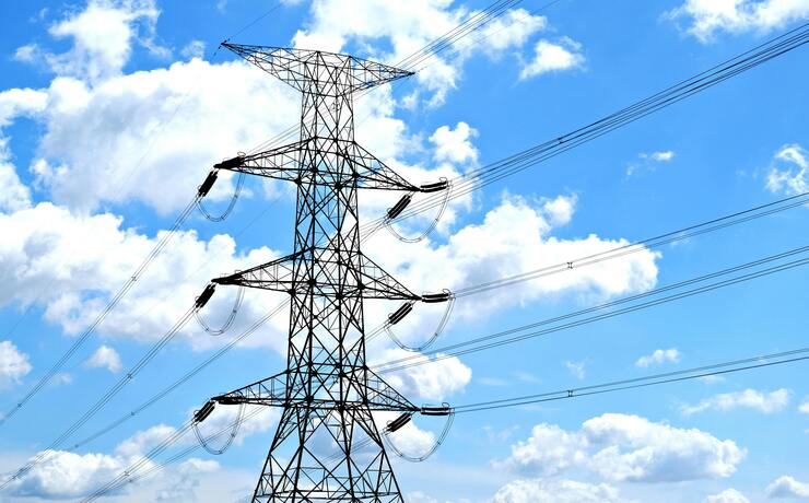 bilde av kraftlinje mot blå himmel