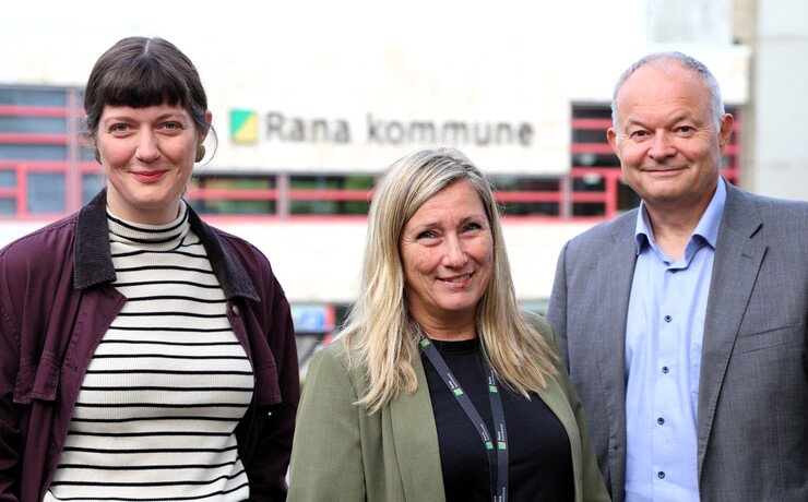 bilde av to kvinner og en mann 
