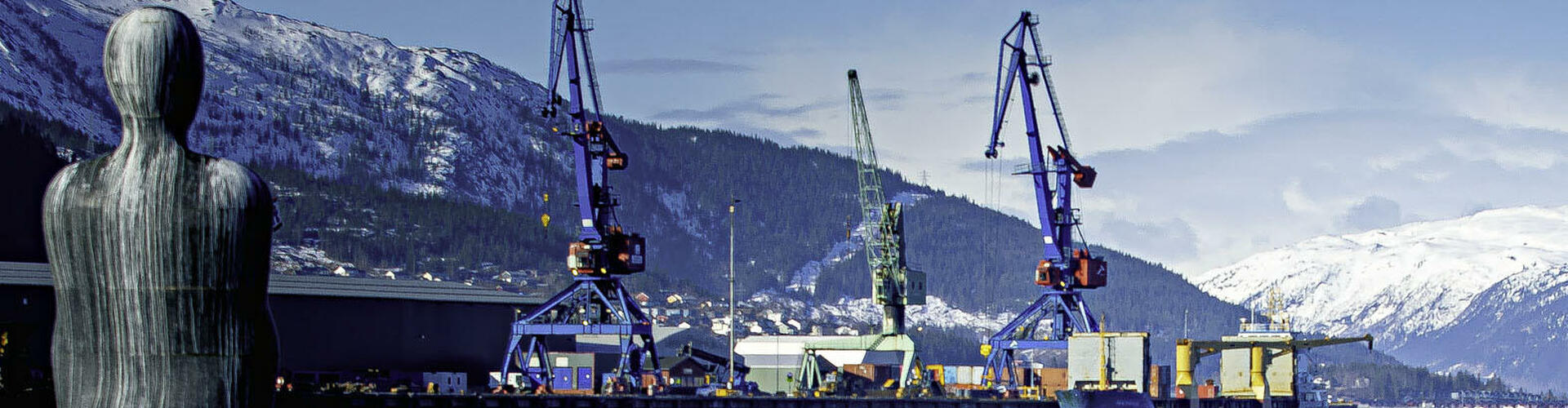 havmannen i mo i rana med kraner i bakgrunnen