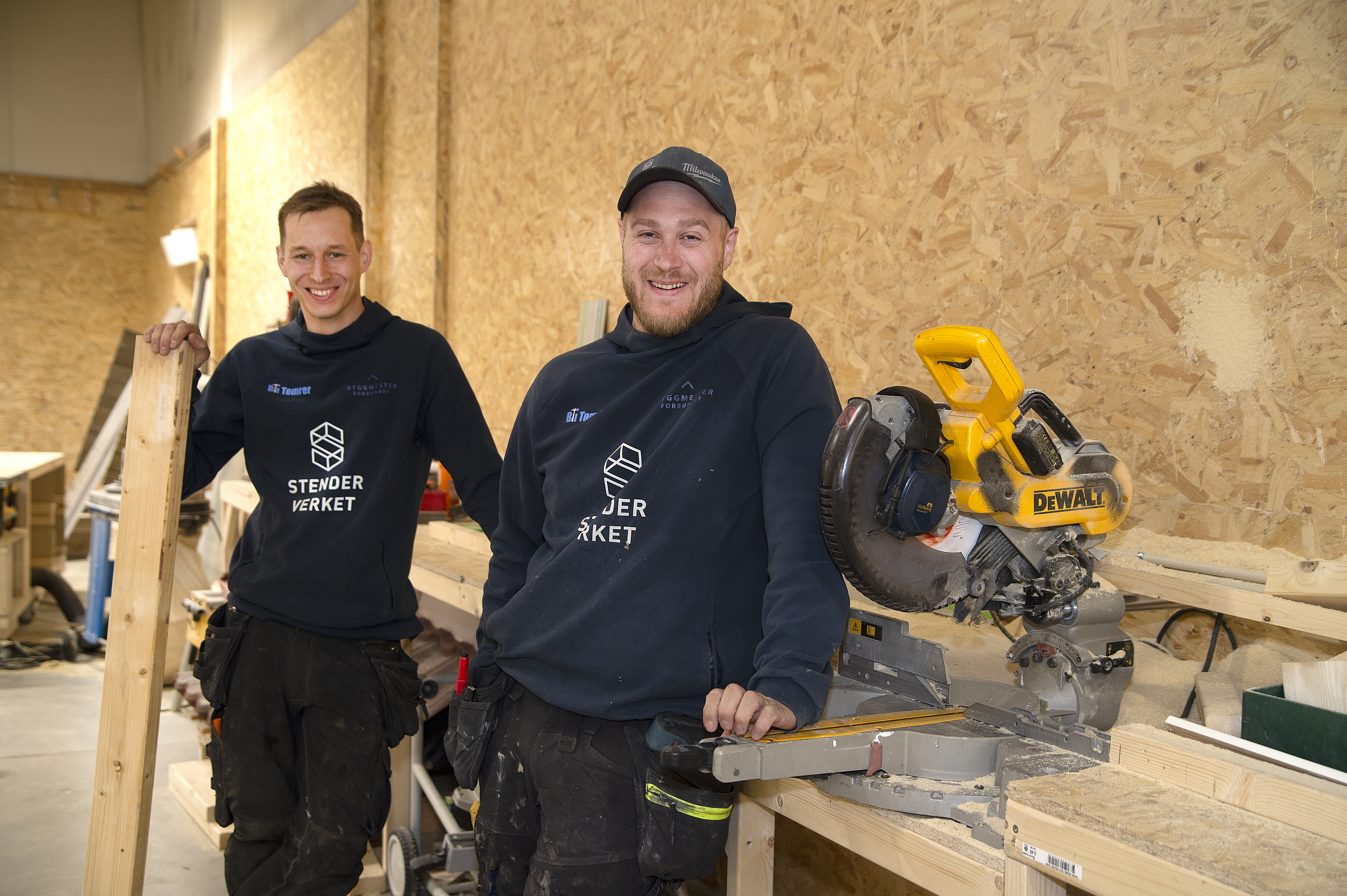 Hos Stenderverket har det vært full fart hele våren og sommeren. – Folk har vent seg til rentenivået og prioriterer det de har utsatt, sier Aleksander Edvardsen og Marius Henriksen. 