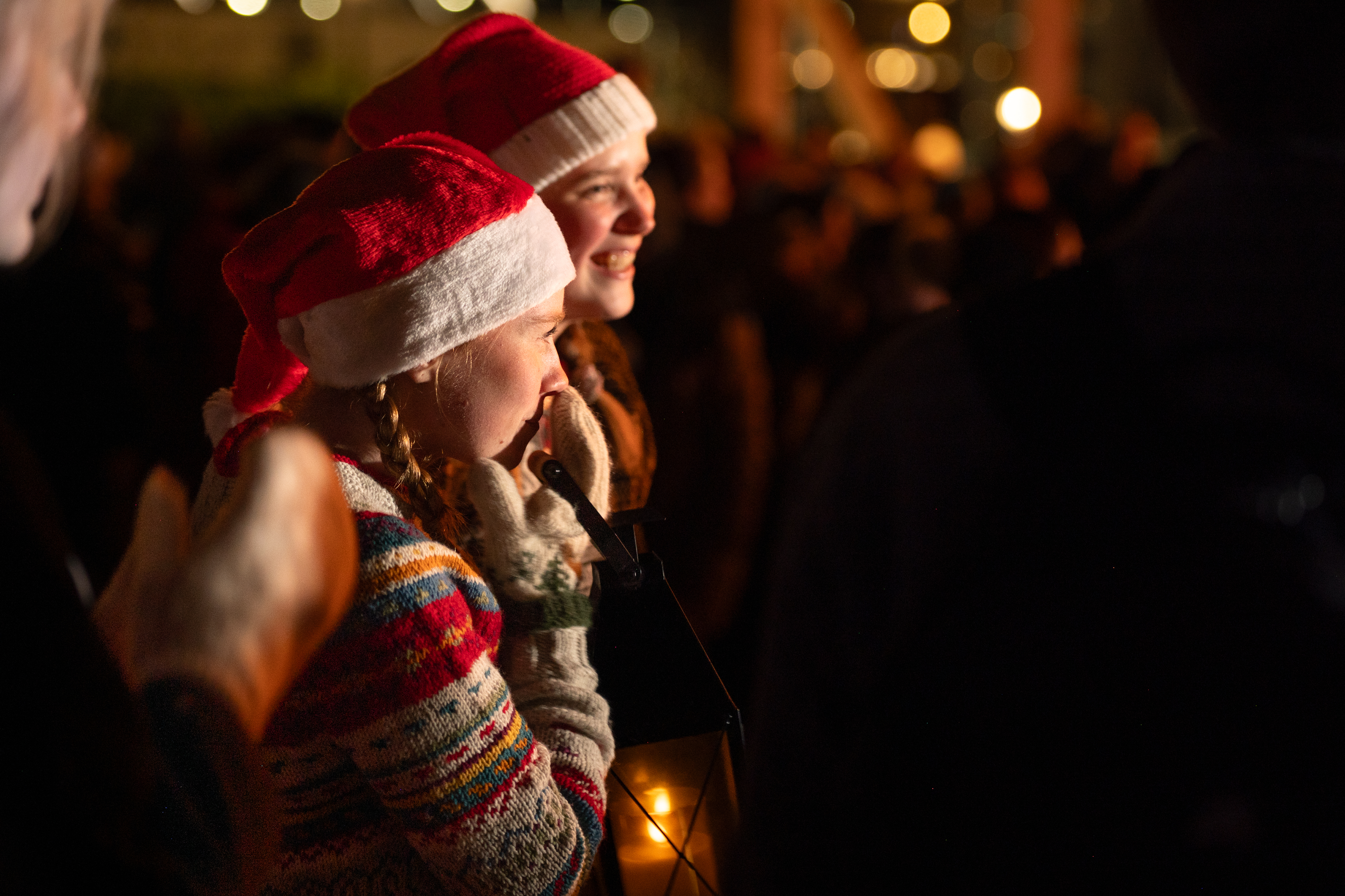 to barn med nisseluer